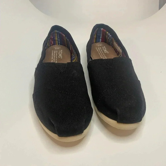 Toms - Black closed toed flats Size 6W - Picture 2 of 6